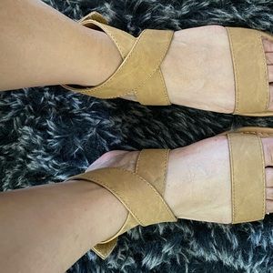 Brown sandals size 8🤎